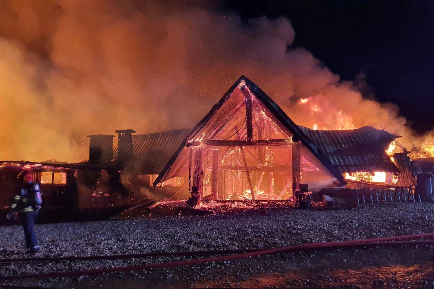 Das Feuer brach bisher ungeklärten Gründen aus.