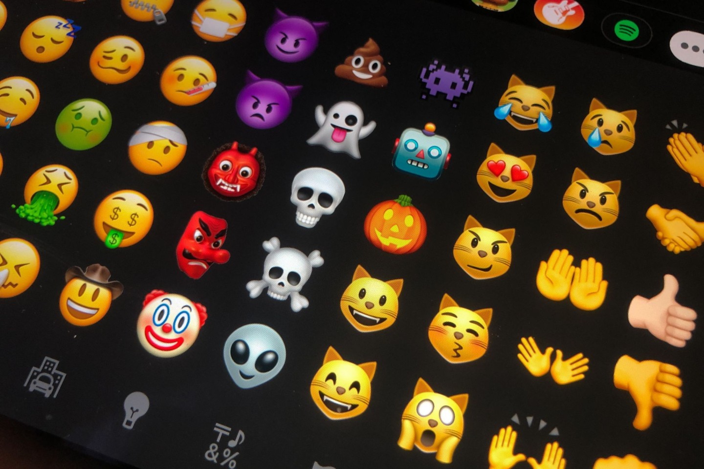 Verschiedene Emojis sind auf einem Tablet zu sehen.