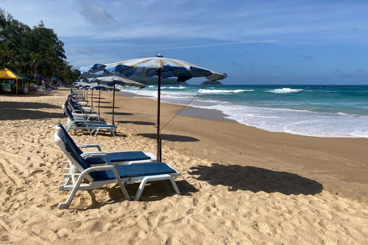 Sonne am Karon Beach auf Phuket im August 2021. Auf der thailändischen Urlaubsinsel sind innerhalb von fünf Tagen vier Touristen im Meer ertrunken.