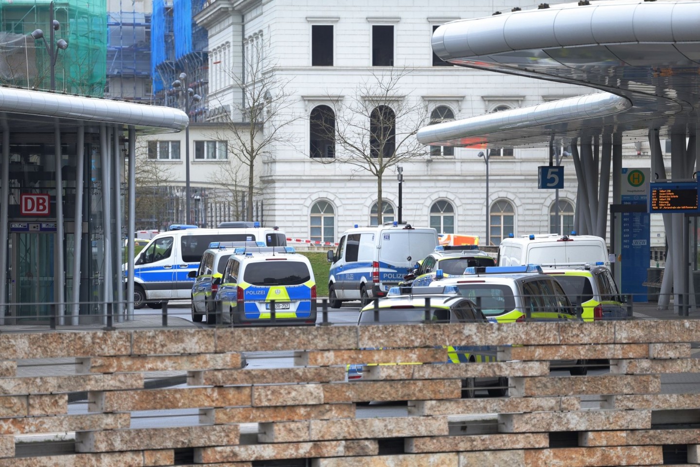 Spezialkräfte der Polizei haben im Wuppertaler Hauptbahnhof einen Mann aus einem Zug geholt und festgenommen.