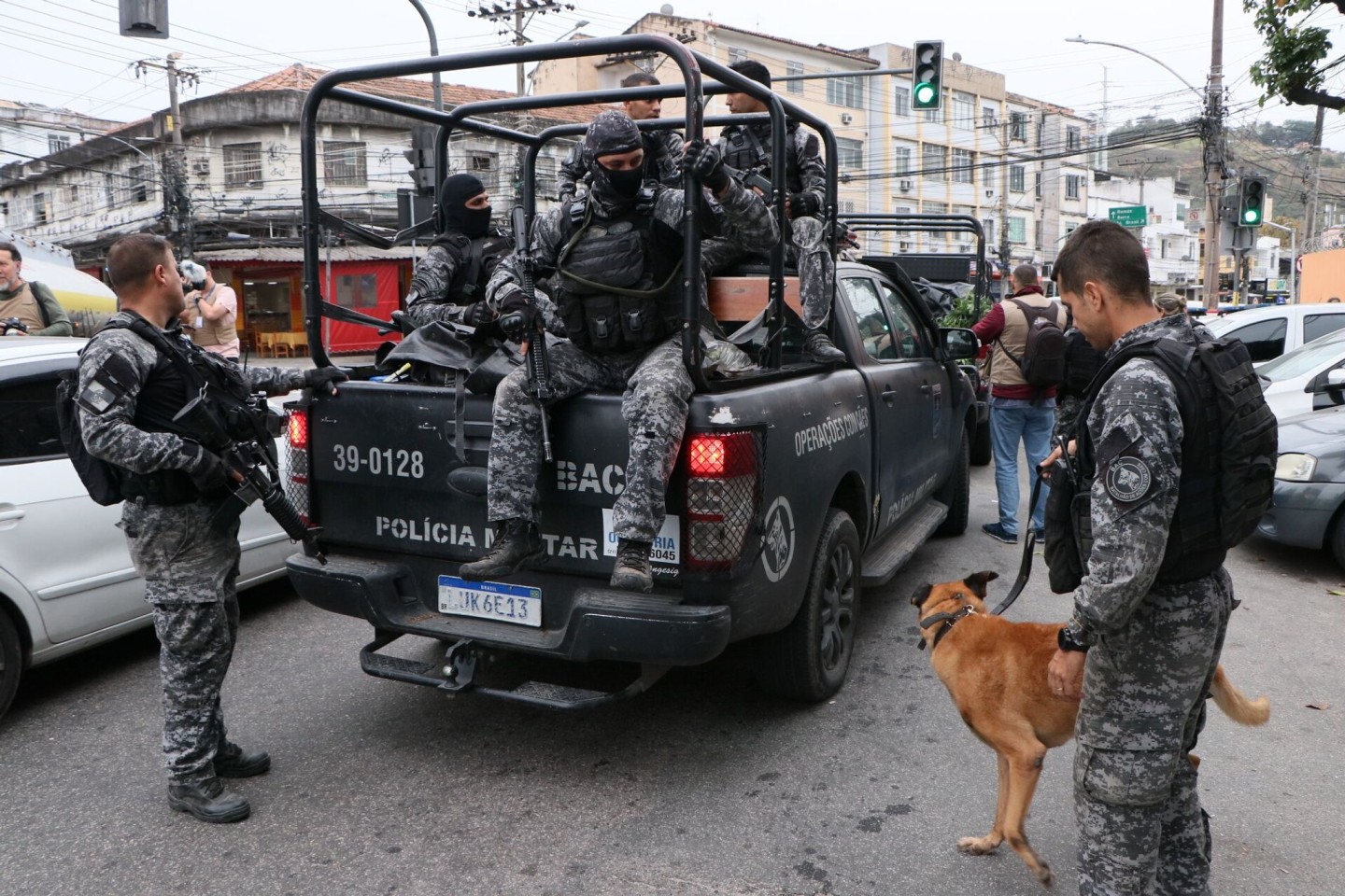 Mitglieder der Zivil- und Militärpolizei im Einsatz.