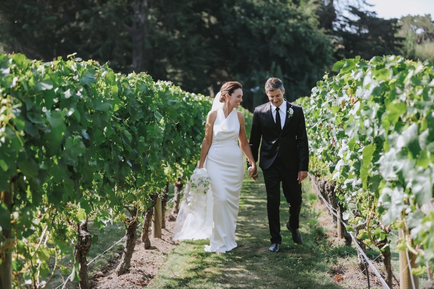 Die ehemalige neuseeländische Premierministerin Jacinda Ardern mit ihrem Ehemann Clarke Gayford bei ihrer Hochzeit auf dem Weingut Craggy Range in Hawke's Bay.