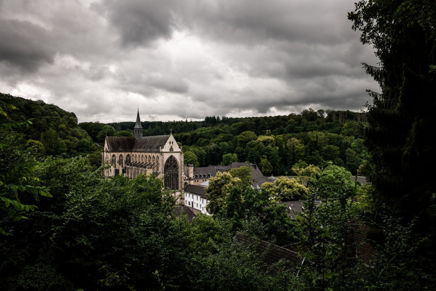 Dunkle Wolken über dem Altenberger Dom (Nordrhein-Westfalen).