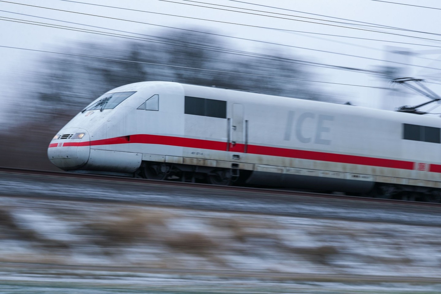 Reisende im Fernverkehr mussten ebenso wie Pendler wegen einer Reparatur an der Oberleitung Geduld mitbringen. (Symbolbild)