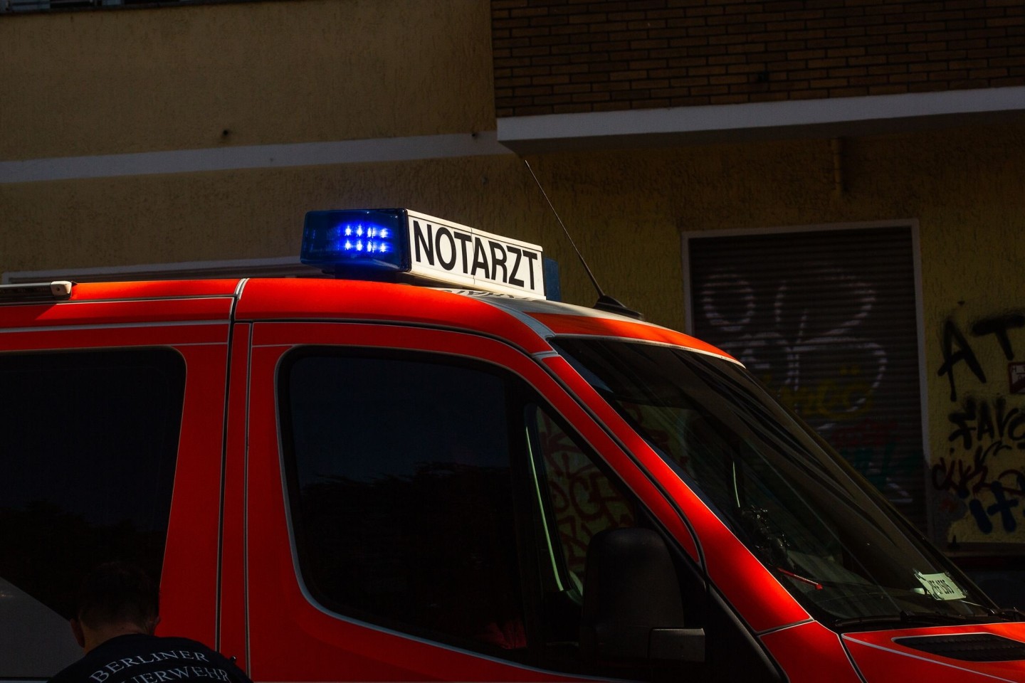 Ein beherzter Passant hat in Thüringen einen Rollstuhlfahrer aus einem Fluss gezogen.