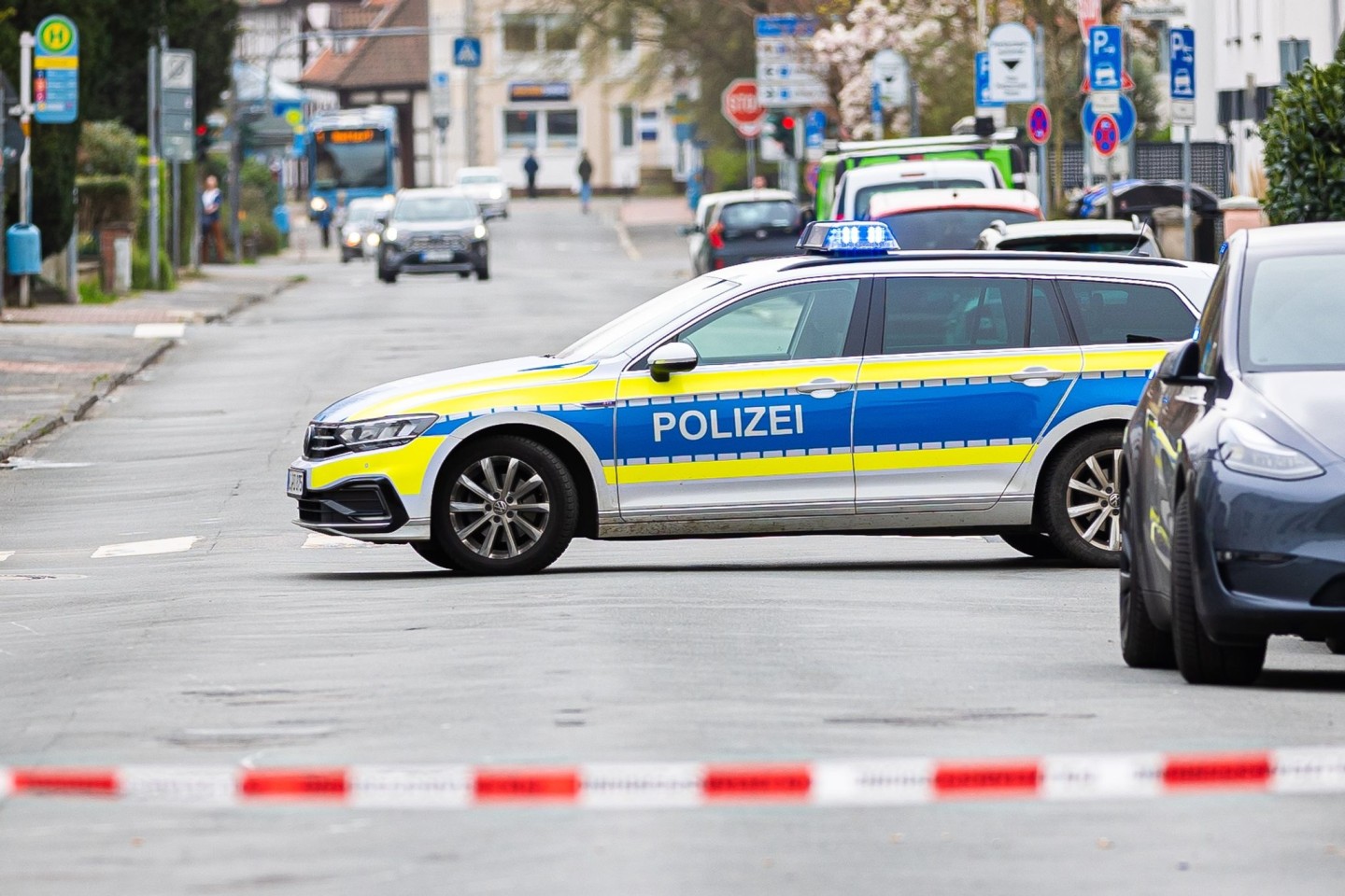 In Nienburg in Niedersachsen ist bei einem Polizeieinsatz ein Mann tödlich verletzt worden. Eine Polizistin wurde angeschossen.