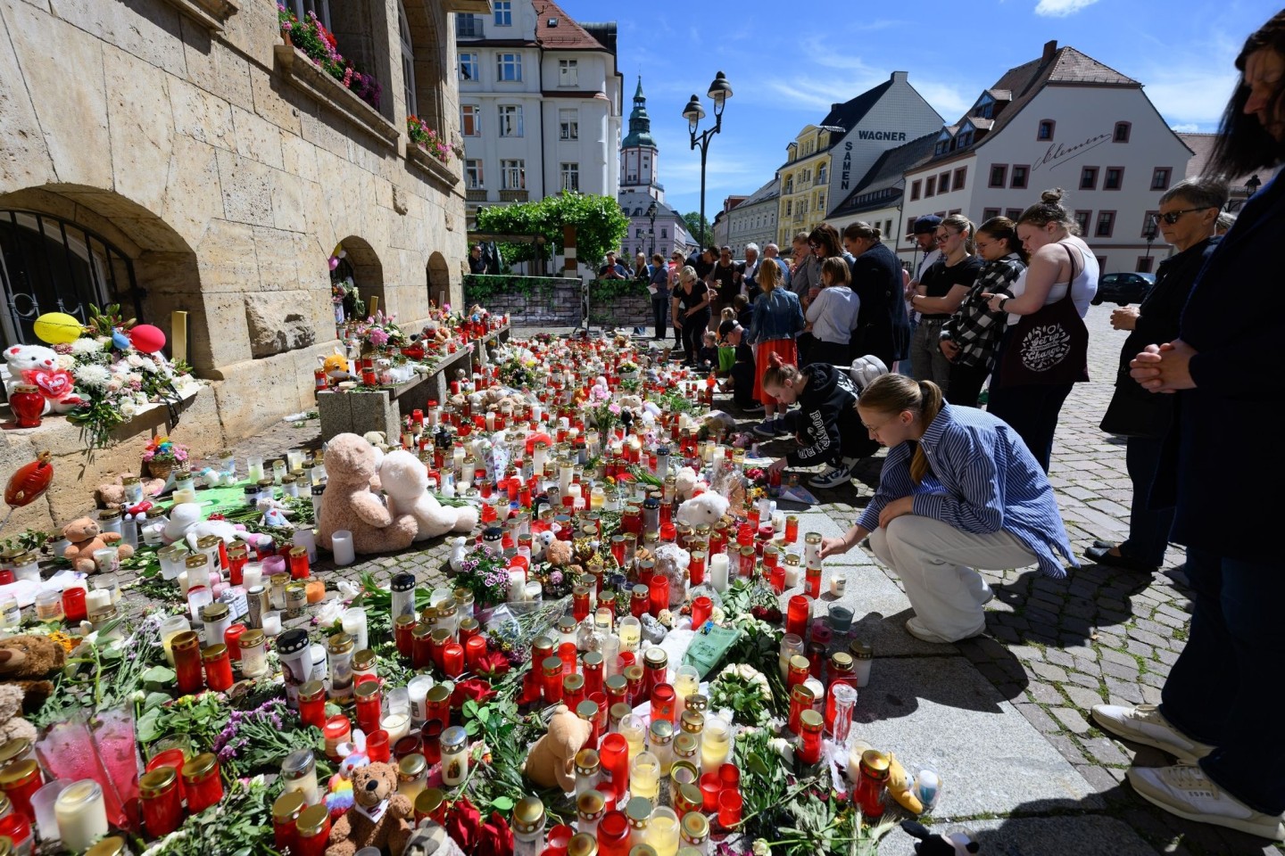 Menschen gedenken in Döbeln der getöteten Valeriia.