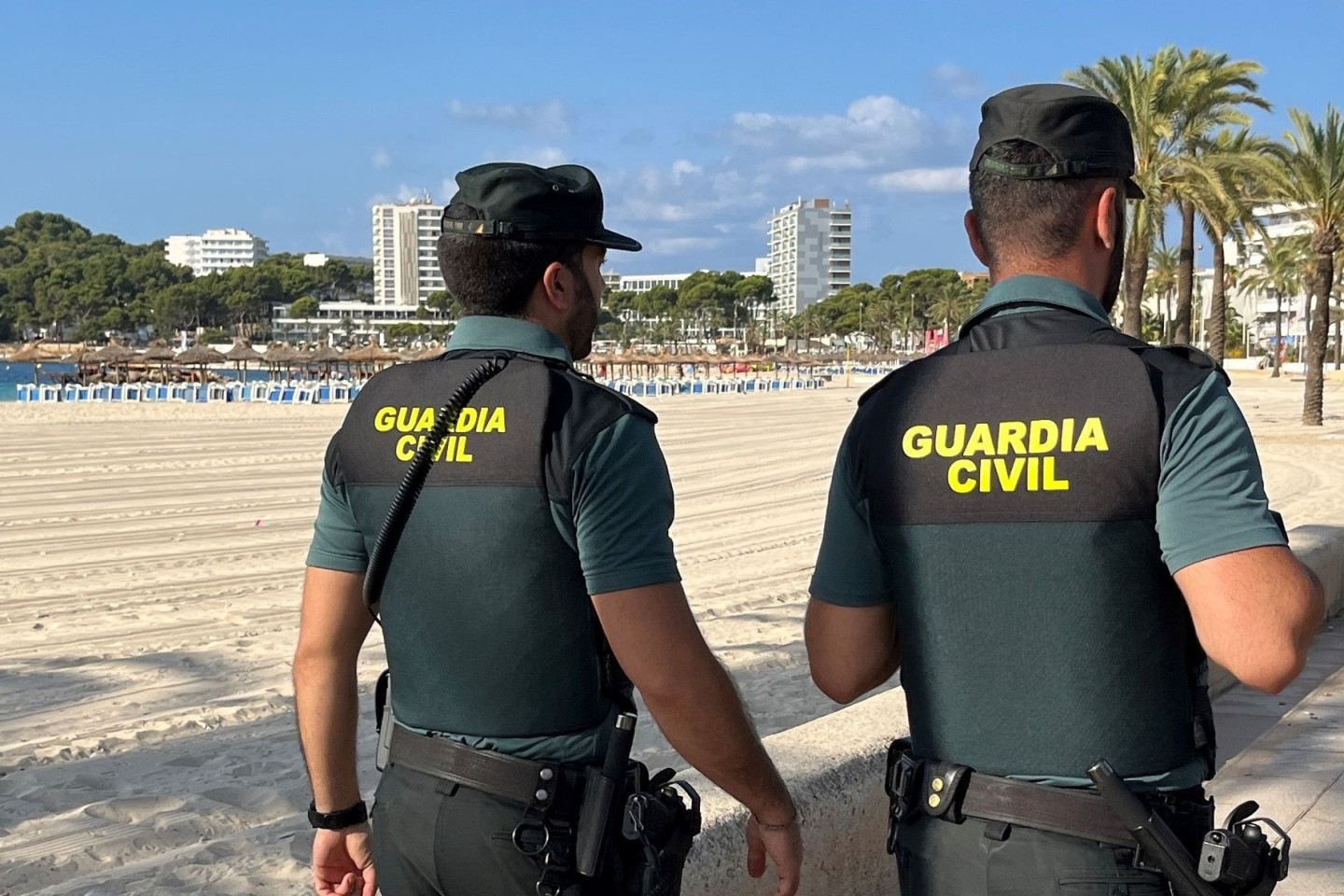 Beamte der spanischen Guardia Civil an einem Strand auf Mallorca (Archivfoto)