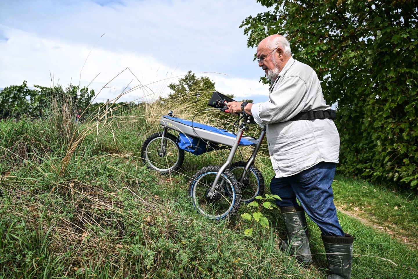 Der Erfinder und Maschinenbauer Gerhart Wissel aus Überlingen geht mit seinem Rollator in die Natur.