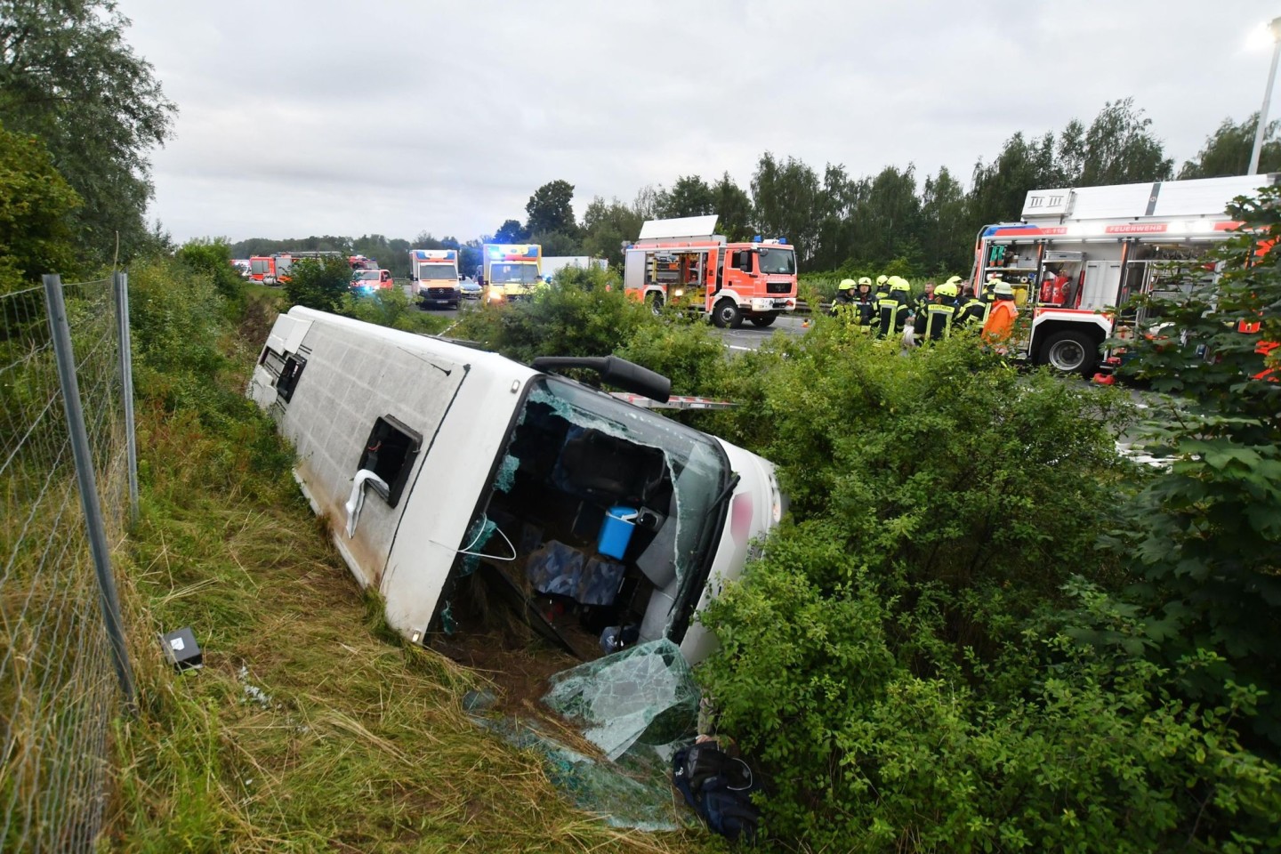 Einsatzkräfte an der Unfallstelle bei Peine.