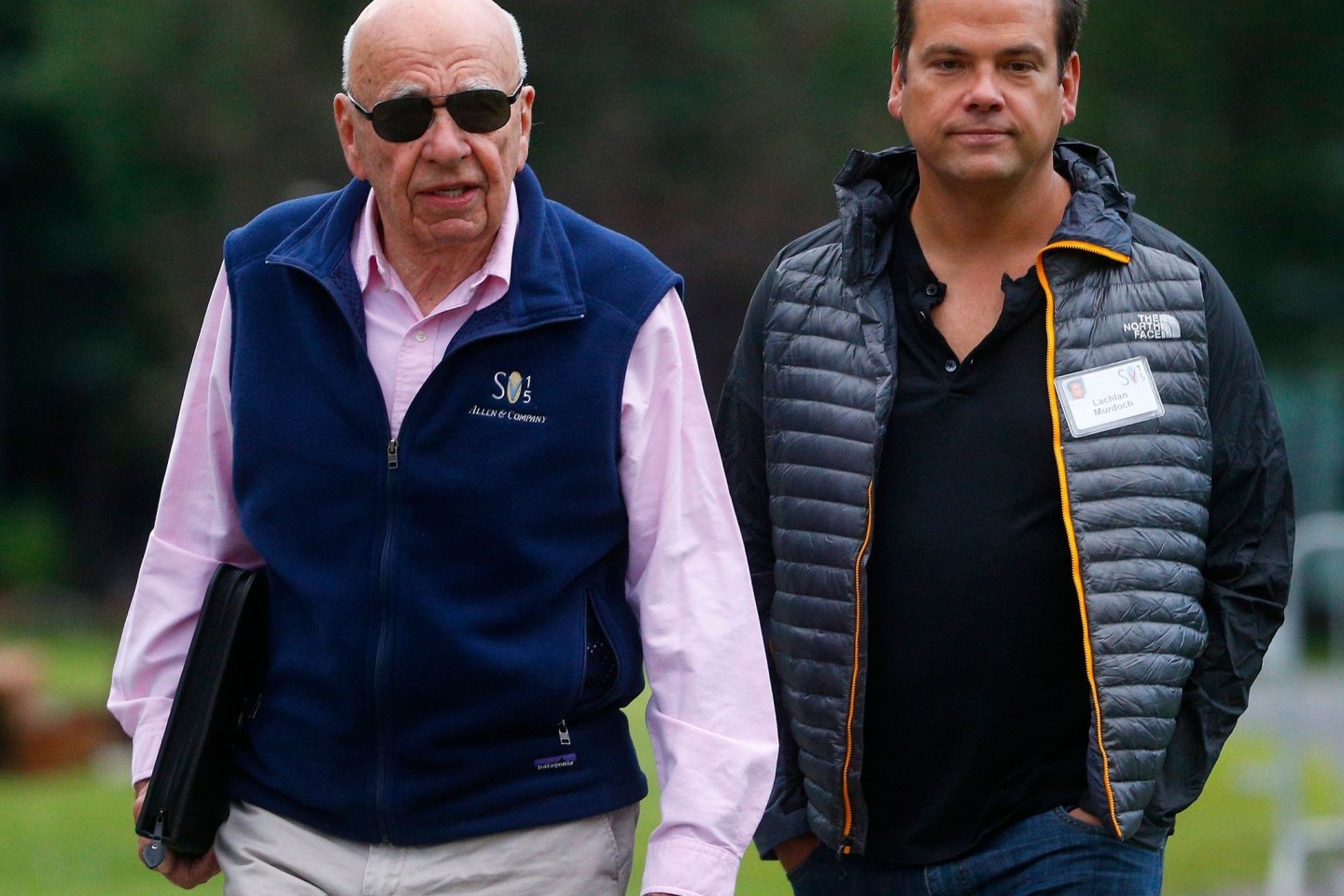 Medienunternehmer Rupert Murdoch (l) und sein Sohn Lachlan, aufgenommen vor einer Konferenz im US-Bundesstaat Idaho.