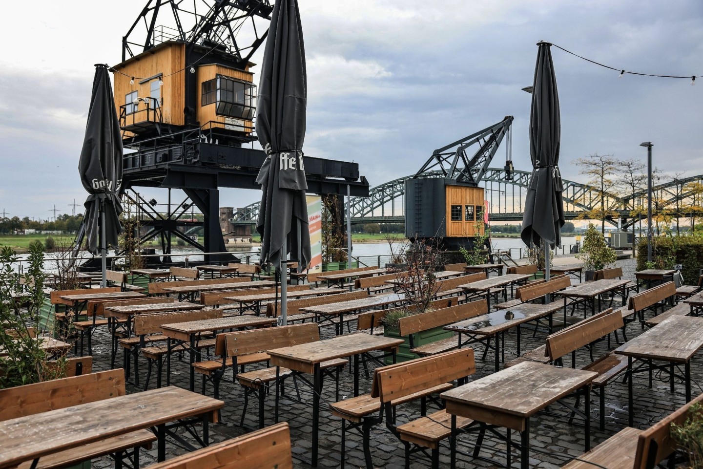 Leere Tische und Bänke am Rheinauhafen in Köln.