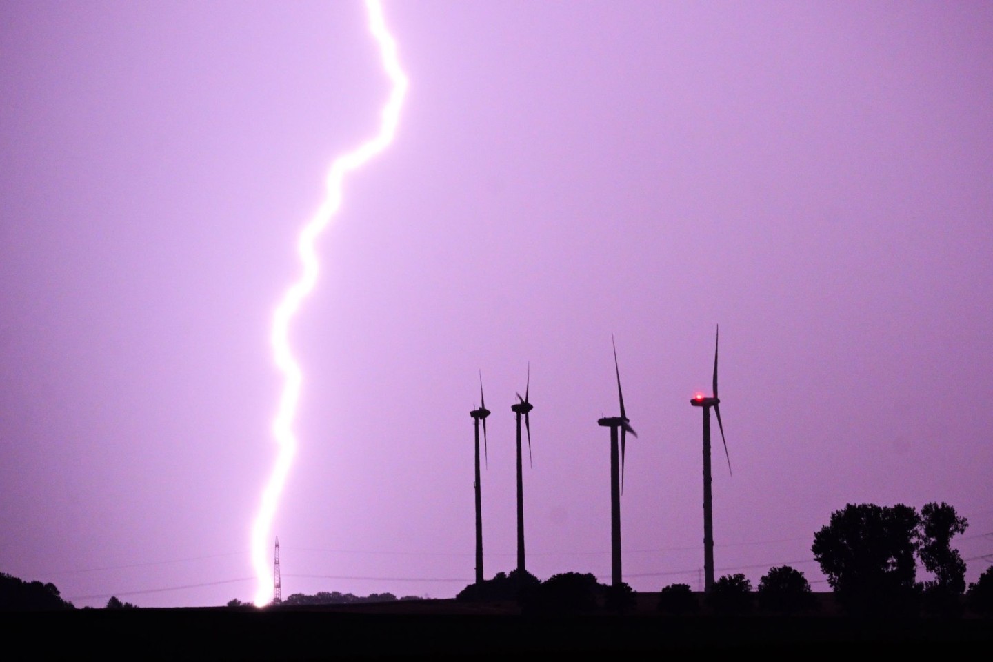 Ein Blitz entlädt sich bei einem Gewitter in der Region Hannover.