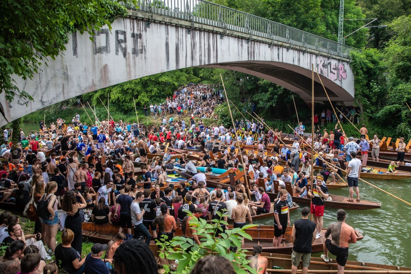 Eng ist's auf dem Neckar während des Stocherkahnrennens.