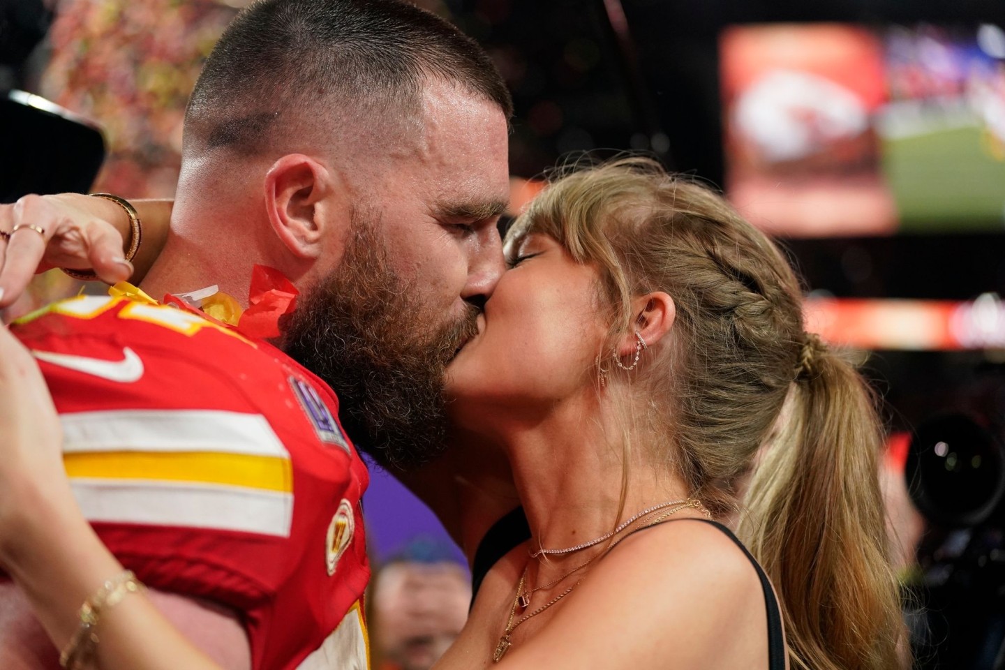 Taylor Swift küsst Kansas City Chiefs Tight End Travis Kelce.