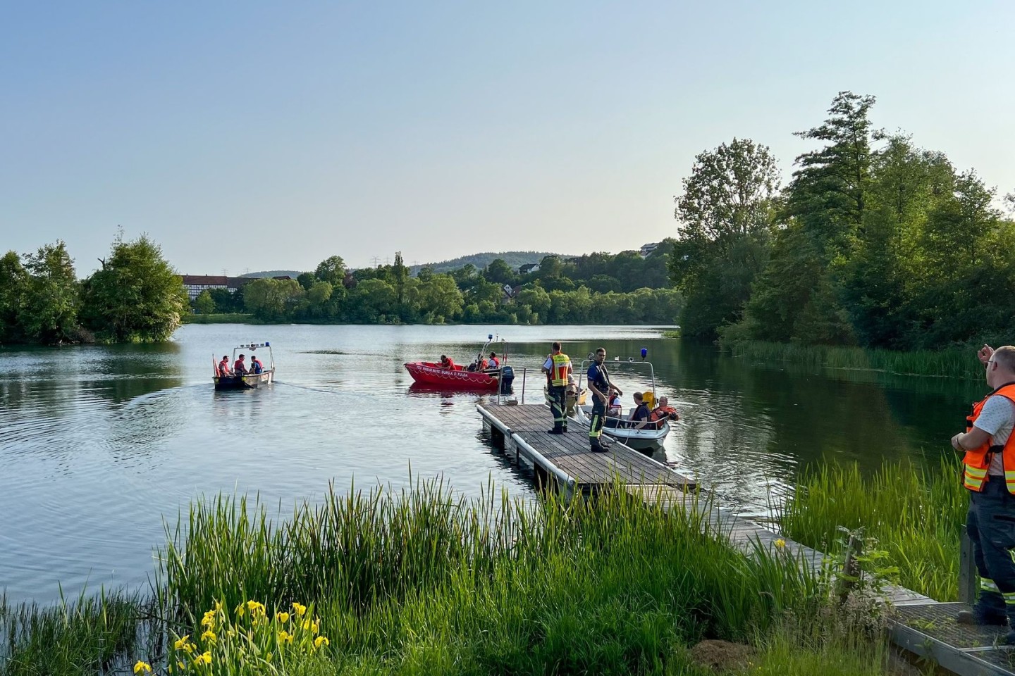 Feuerwehr und Rettungsdienste suchen am Breitenbacher See nach vermissten Jugendlichen.