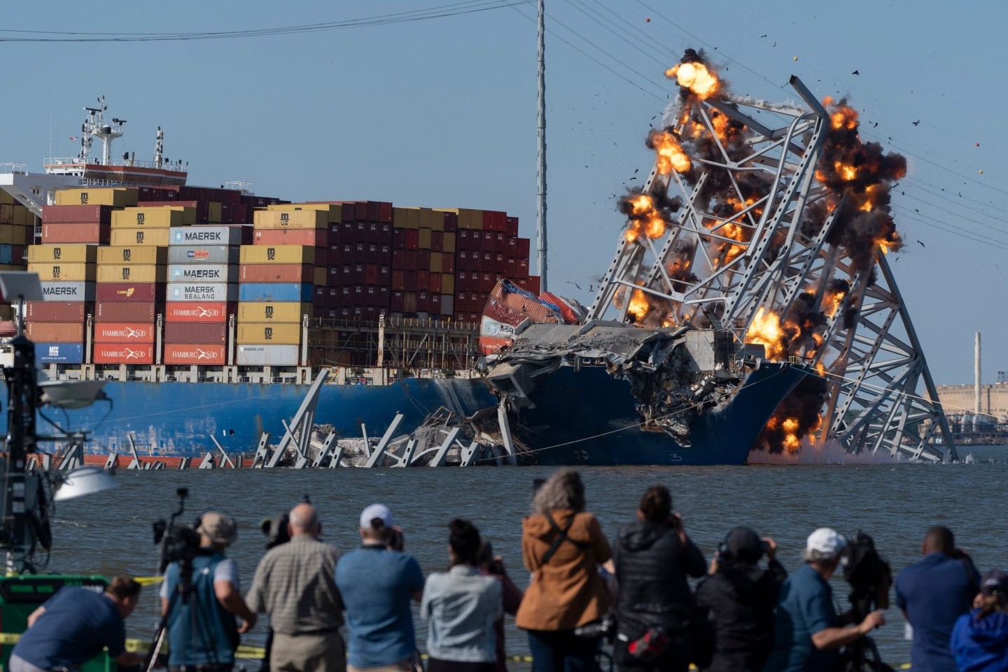 Dieser Brückenteil wurde nun mit Sprengladungen in die Luft gejagt, um das darunter liegende Schiff freizulegen.