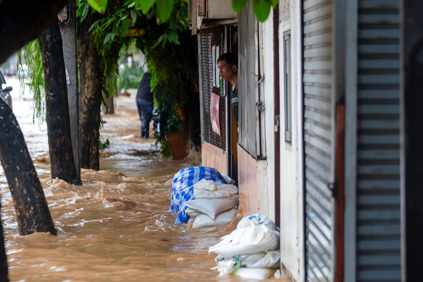 Auch Sandsäcke konnten die Wassermassen nicht aufhalten.