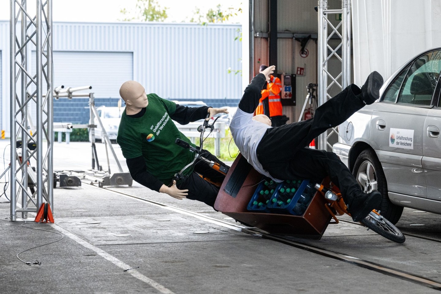 Bei einem Crashtest stoßen ein Lastenfahrrad und ein Fußgänger zusammen.