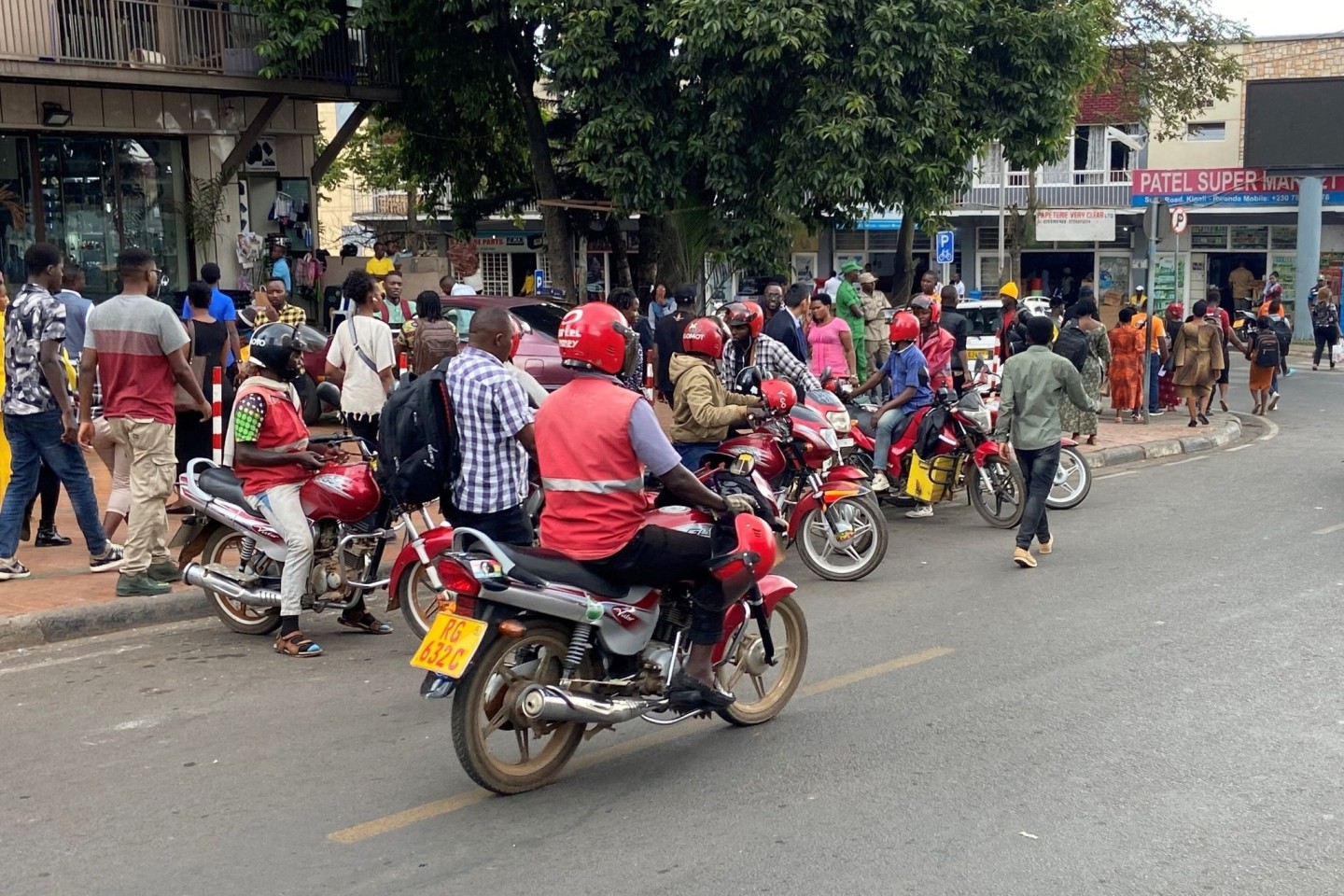 Verkehr im Stadtzentrum von Kigali. In der Hauptstadt von Ruanda gibt es geschätzt rund 30.000 Motorrad-Taxifahrer.