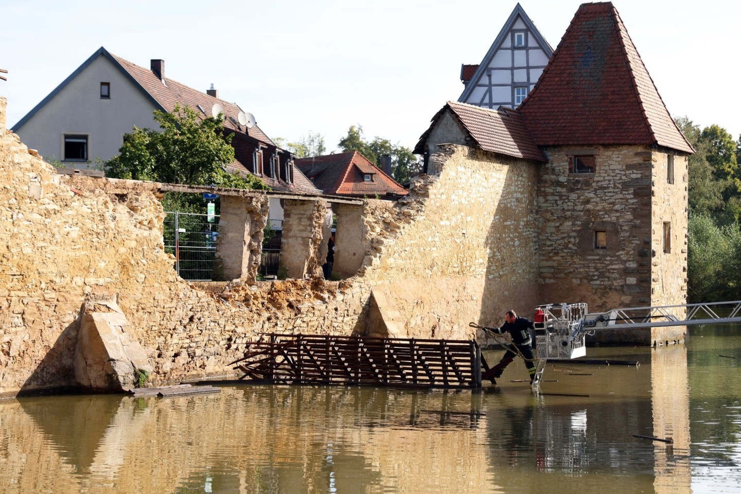 Blick auf den eingestürzten Teil der historischen Stadtmauer am Seeweiher in Weißenburg.