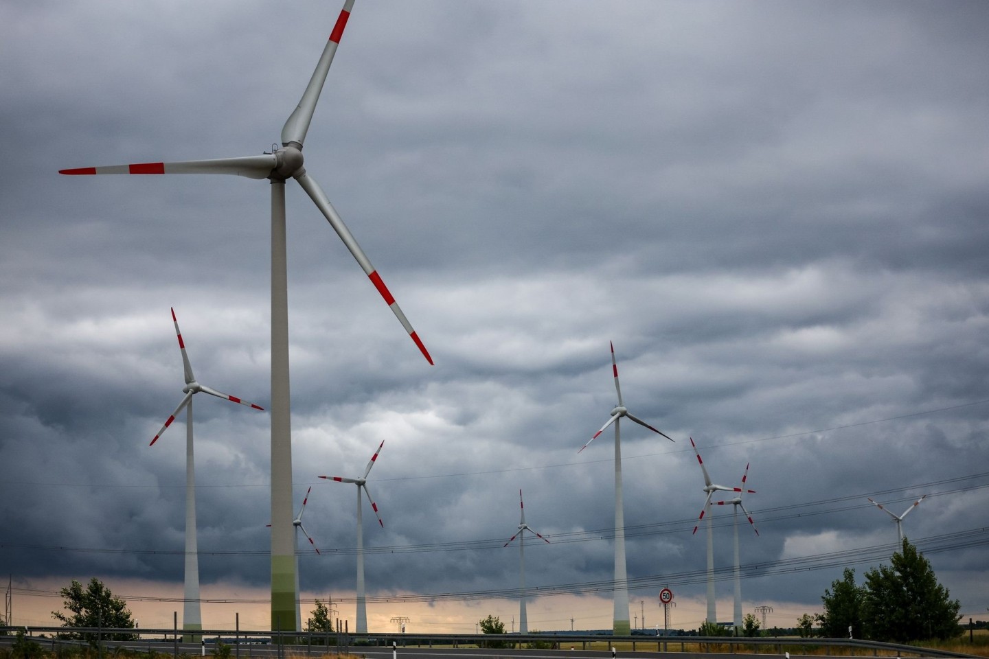 Eine Regenfront zieht über die Landschaft nördlich von Bitterfeld-Wolfen hinweg.