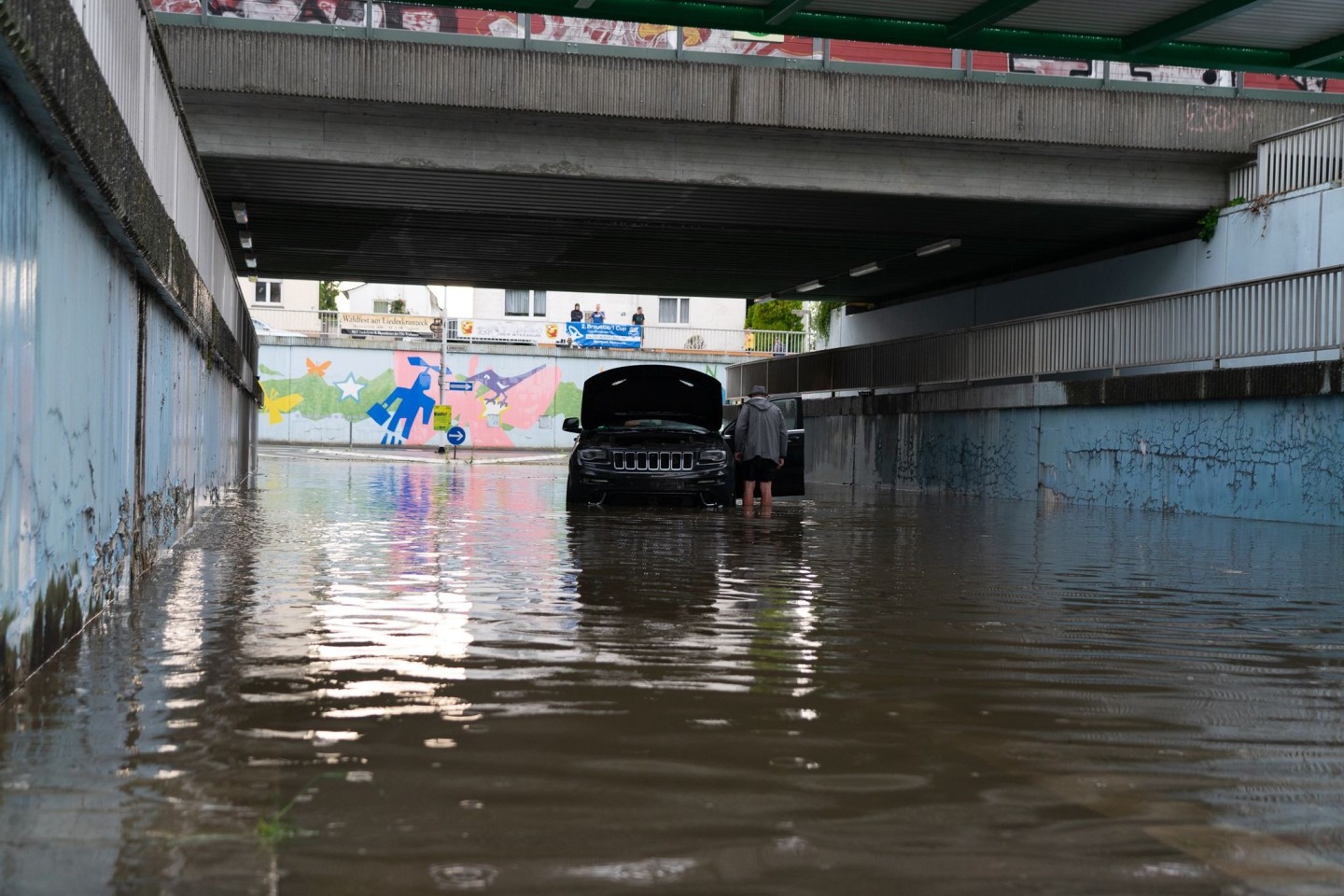 Ein Auto steht in einer überschwemmten Unterführung in Darmstadt. Heftige Gewitter mit Starkregen haben vor allem in Südhessen Schäden angerichtet.