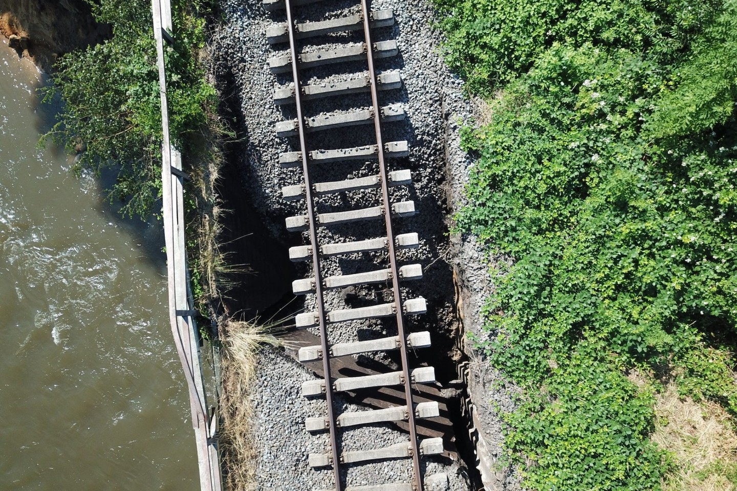 Die Deutsche Bahn erarbeitet ein Konzept, wie die abgesackte Brücke abgerissen werden kann.