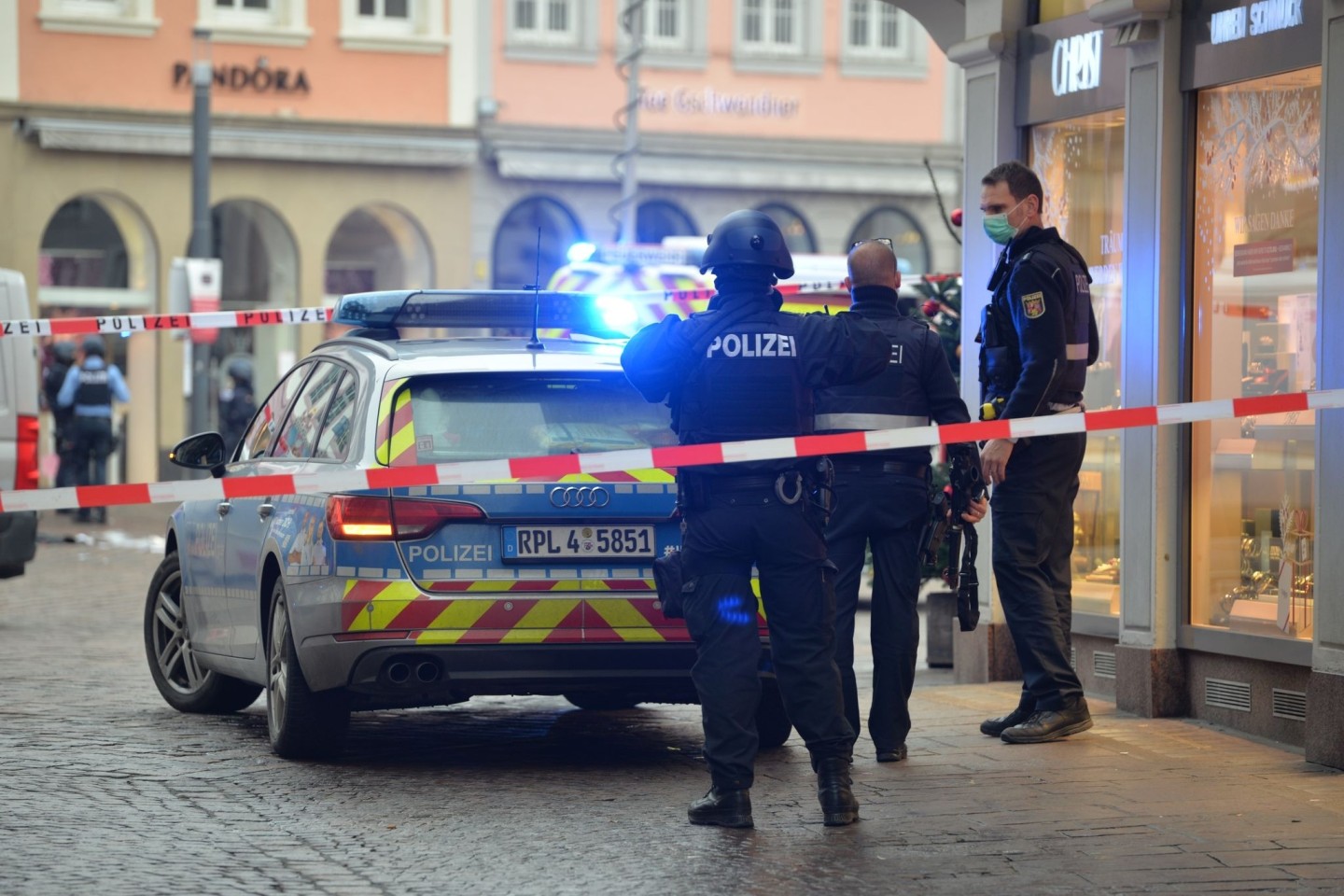 Einsatzkräfte der Polizei am 1. Dezember 2020 in Trier nach der Amokfahrt, bei der fünf Menschen ums Leben kamen.