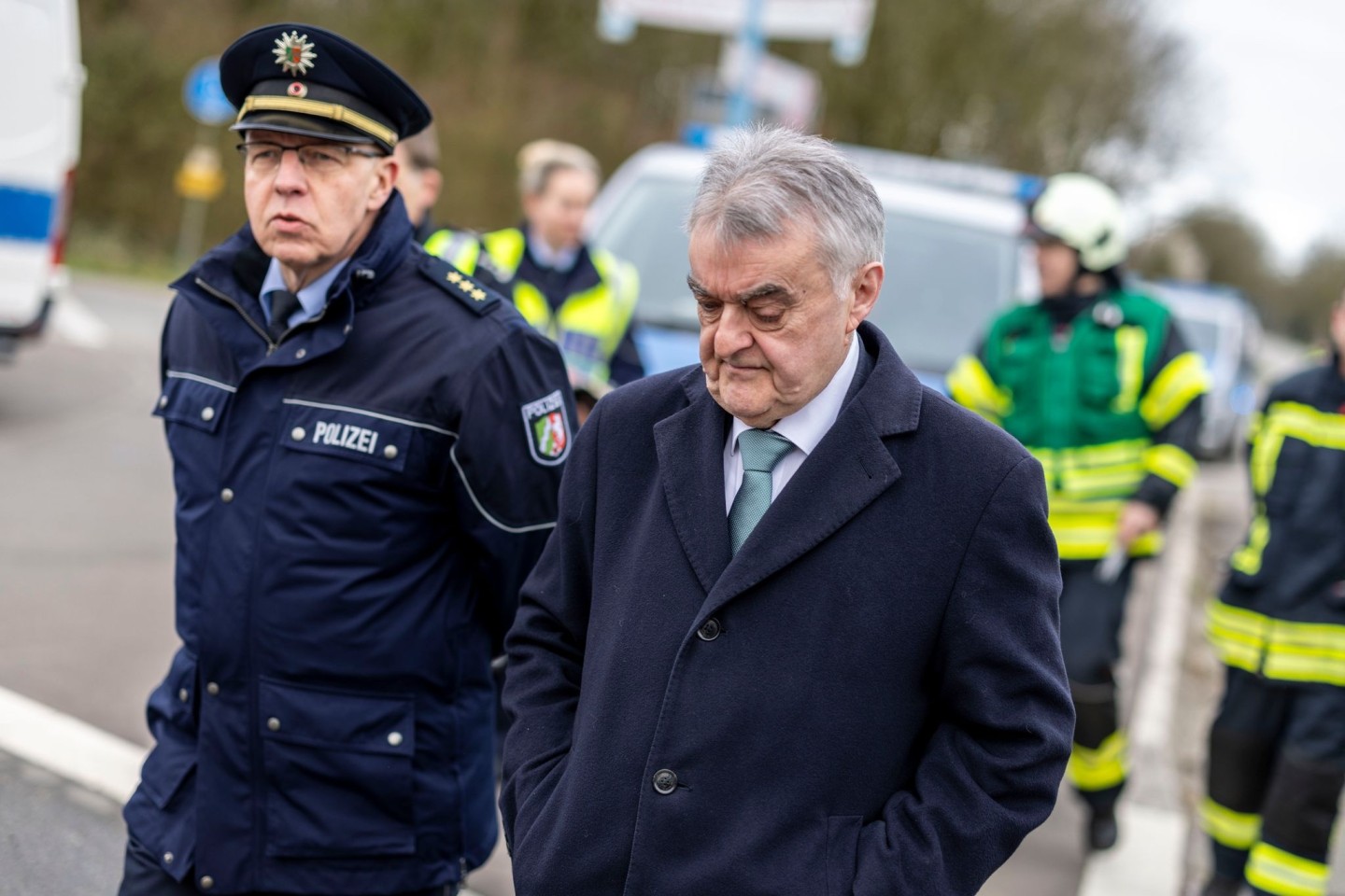 NRW-Innenminister Herbert Reul (r.) am Brandort in Bedburg-Hau am Niederrhein.