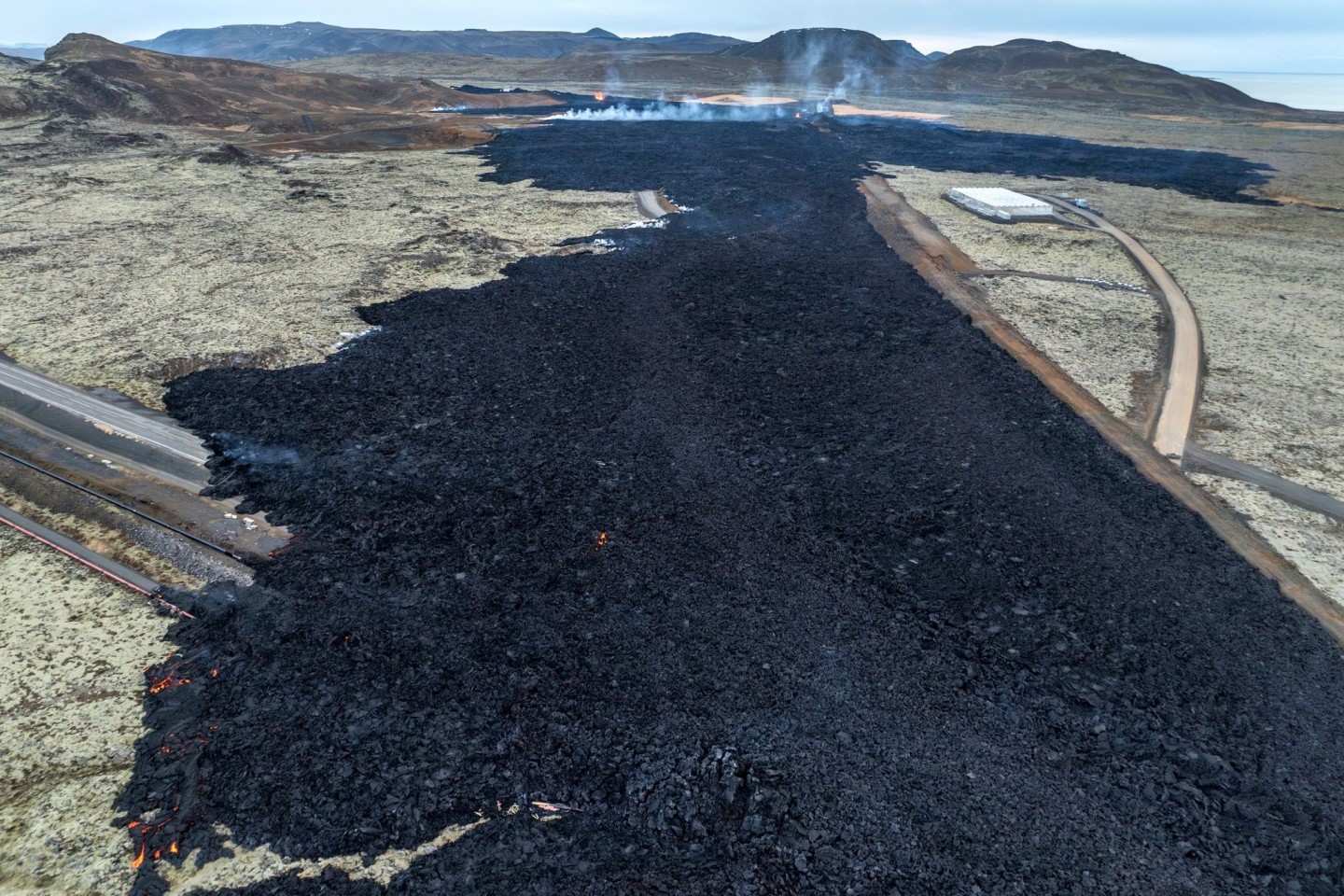 Eine Luftaufnahme des Lavafelds mit der inaktiven südlichen Spalte neben der Stadt Grindavik.