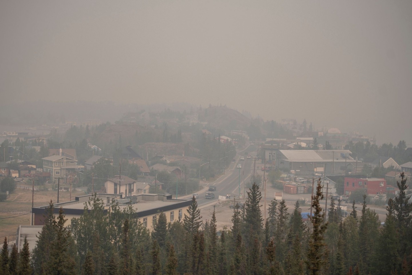 Starker Rauch von nahe gelegenen Waldbränden über dem Himmel von Yellowknife.