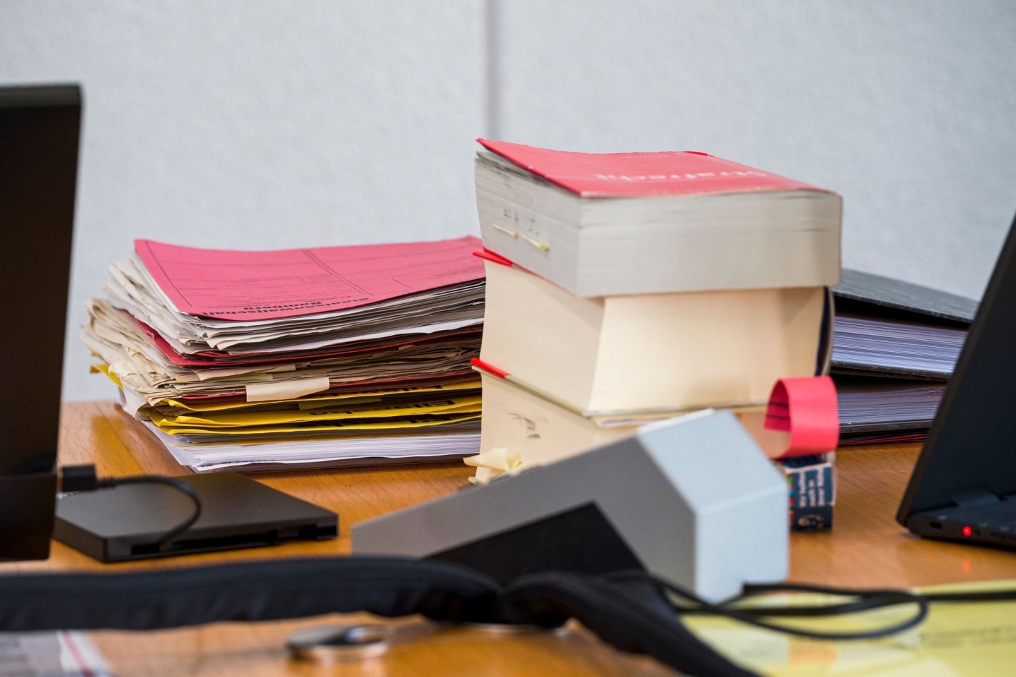 In Gesetzesbüchern lassen sich viele verschachtelte Sätze finden. (Symbolbild)