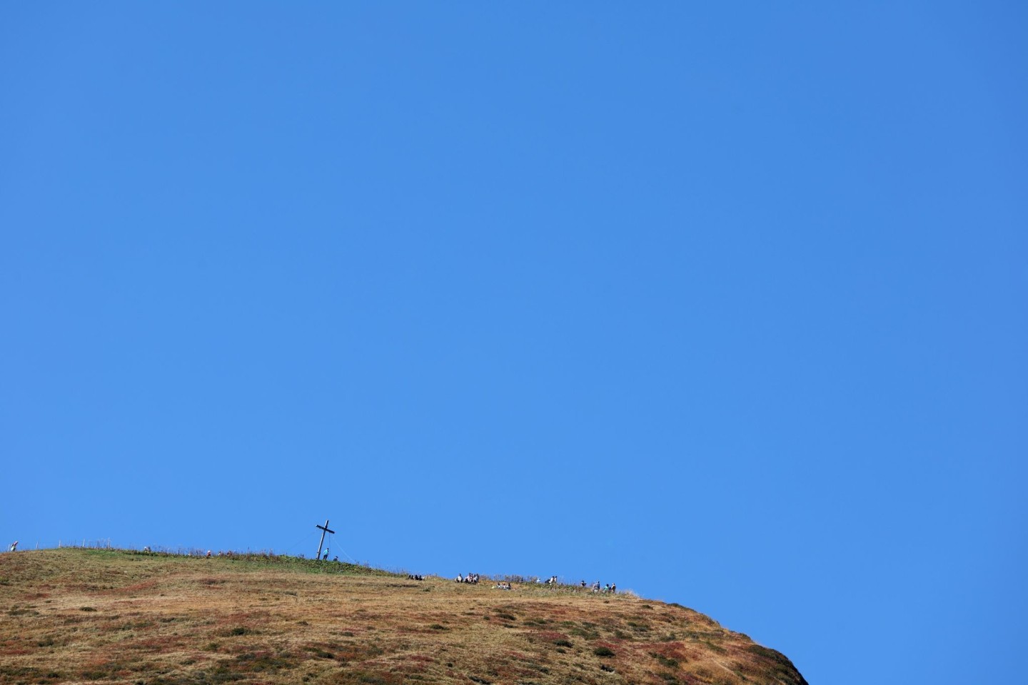 Ausflügler genießen auf dem Gipfel des Fellhorns (Bayern) den Sonnenschein.