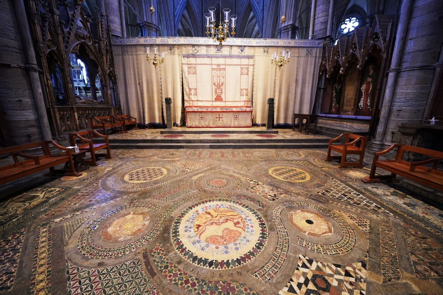 Auf dem Kosmaten-Belag in der Westminster Abbey wird der Stuhl für die Krönung von König Charles III. platziert.