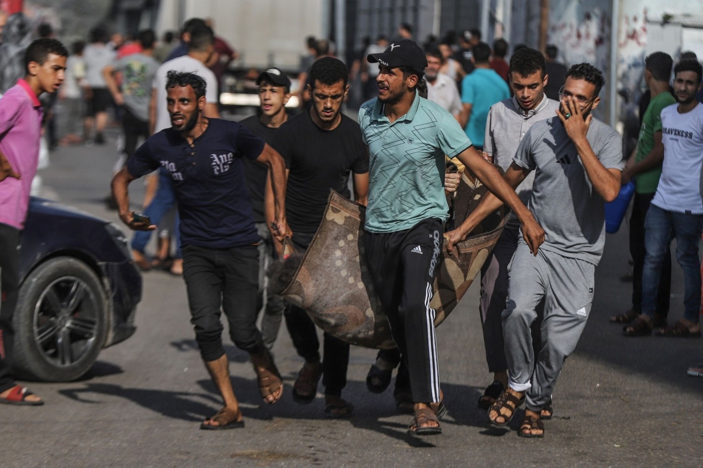 Palästinenser transportieren nach einem israelischen Luftangriff auf Gaza-Stadt eine verletzte Person.