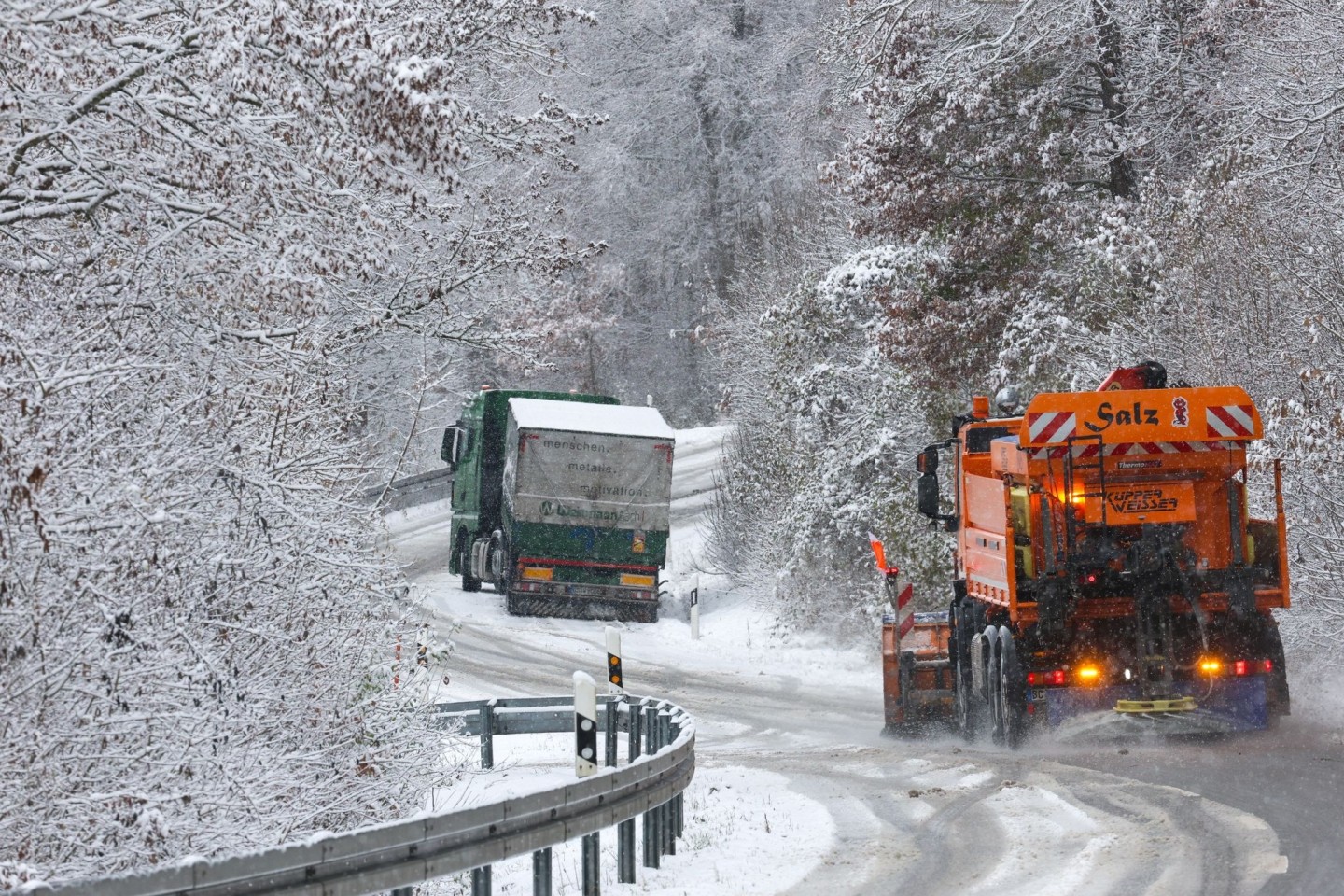 Ein Räumfahrzeug des Winterdienstes ist in Baden-Württemberg im Einsatz. In Schleswig-Holstein und Niedersachsen kam es wegen Streiks hingegen zu Einschränkungen.