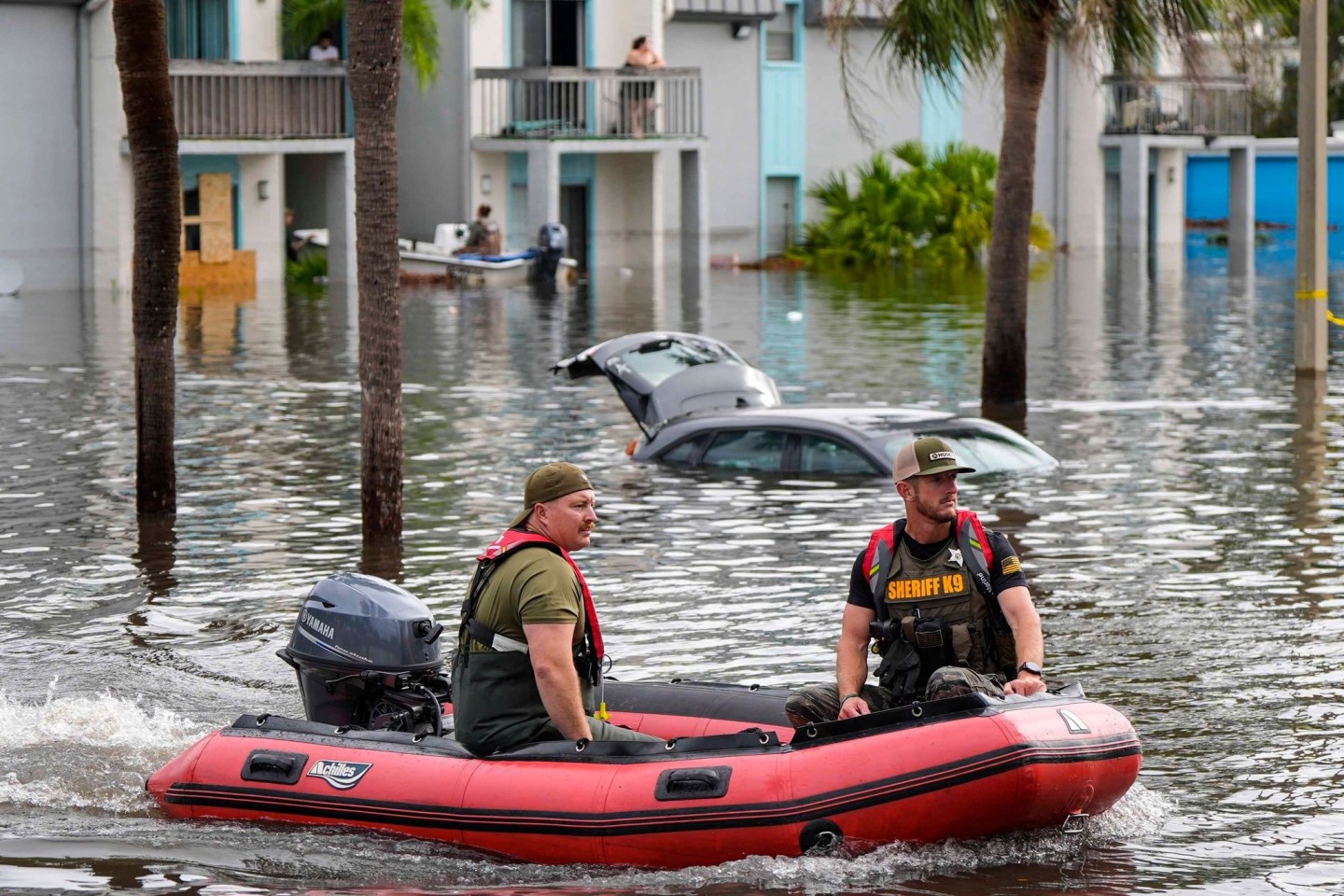 Rettungskräfte sind in der Stadt Clearwater auf dem Weg zu Sturmopfern.