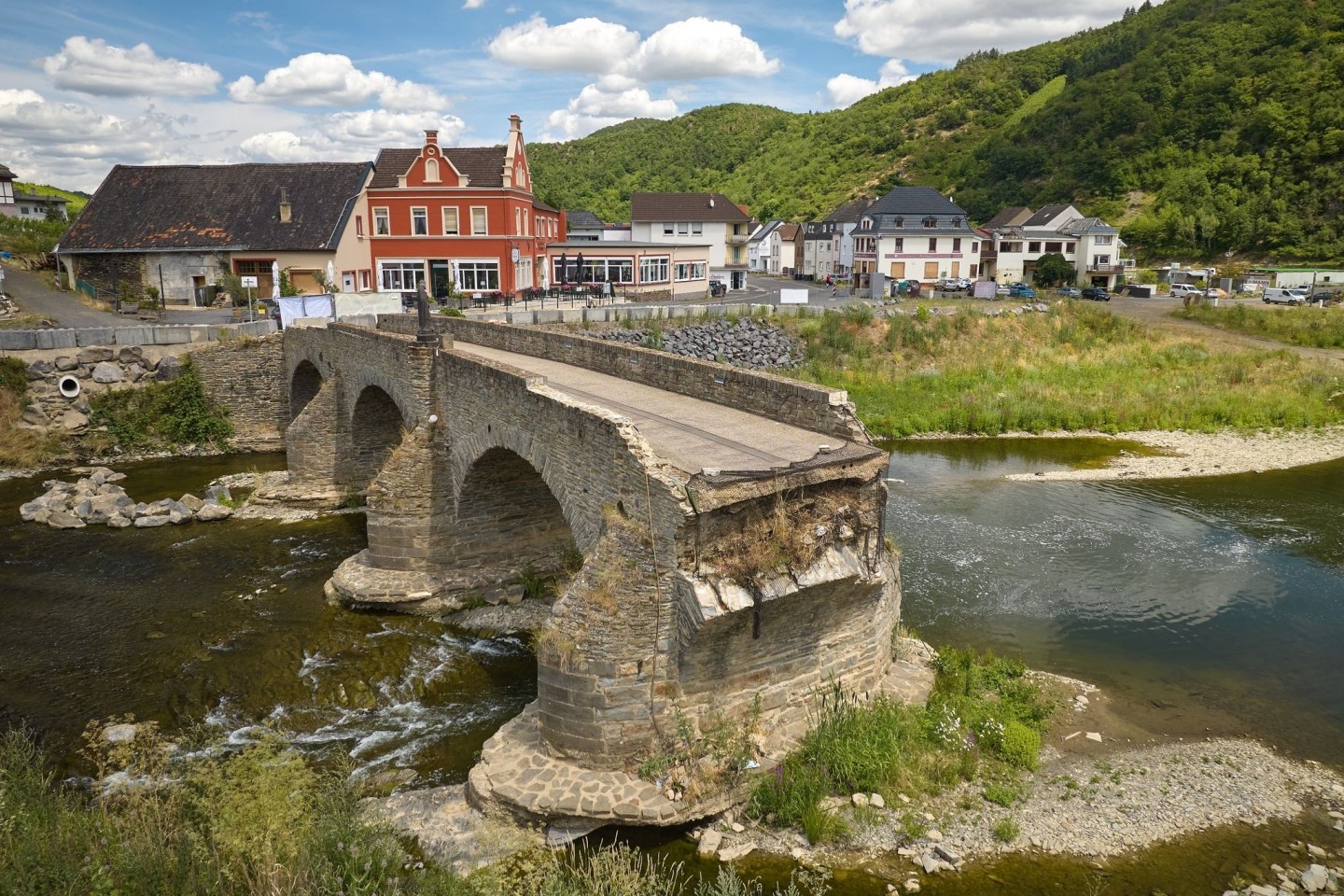 Zwei Jahre nach der Flutkatastrophe: die Reste der zerstörten Nepomukbrücke an der Ahr.