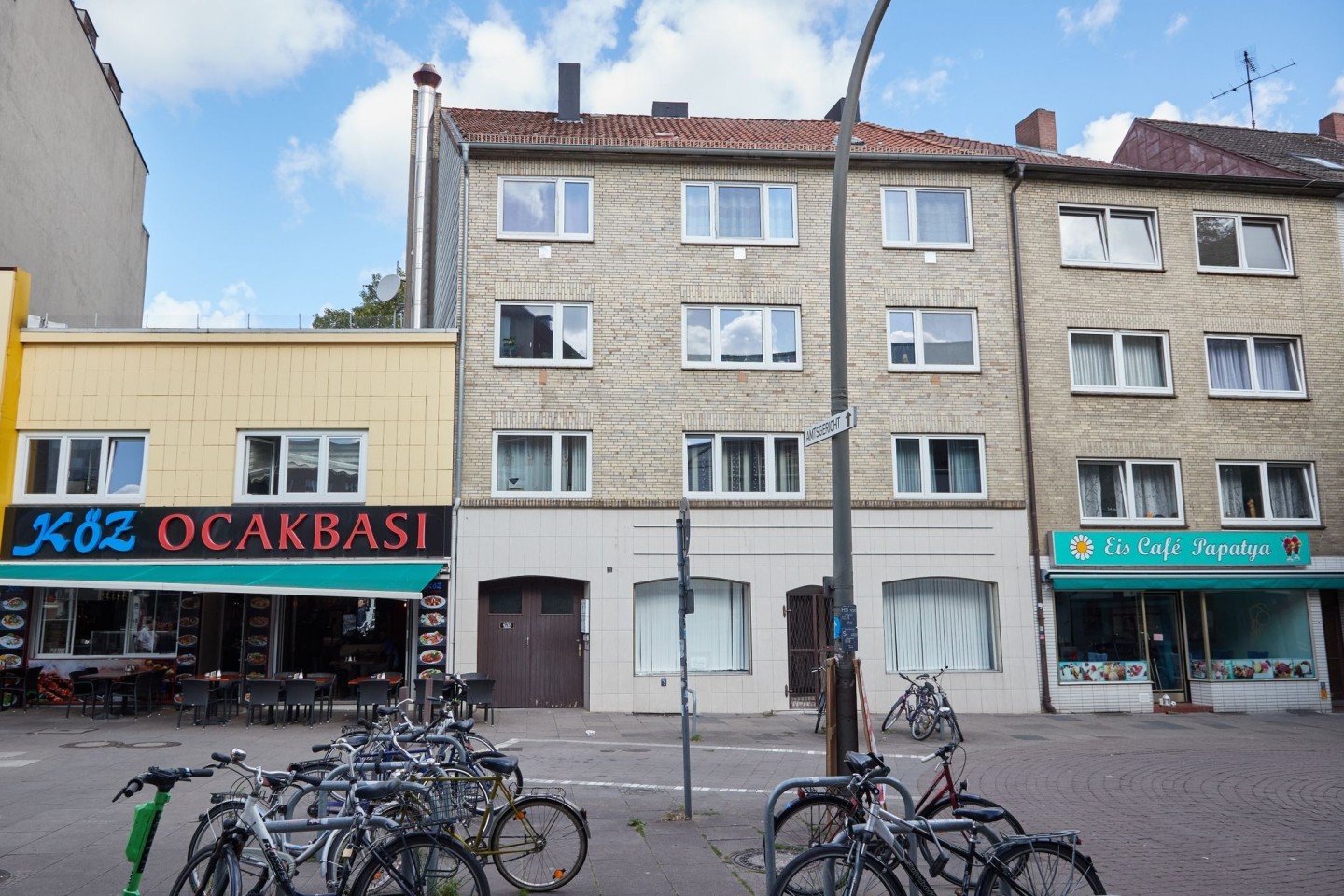 Blick auf das Mehrfamilienhaus in Hamburg-Harburg, aus dem ein Junge in die Tiefe stürzte.