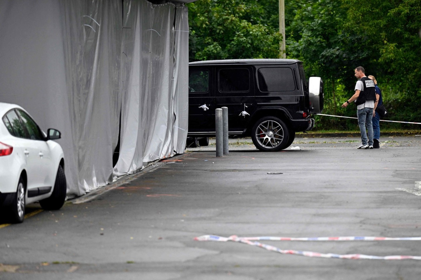 Bei einer Hochzeit nahe der Grenze zu Deutschland und Luxemburg hatten bewaffnete Angreifer die Feier gestürmt und das Feuer eröffnet.